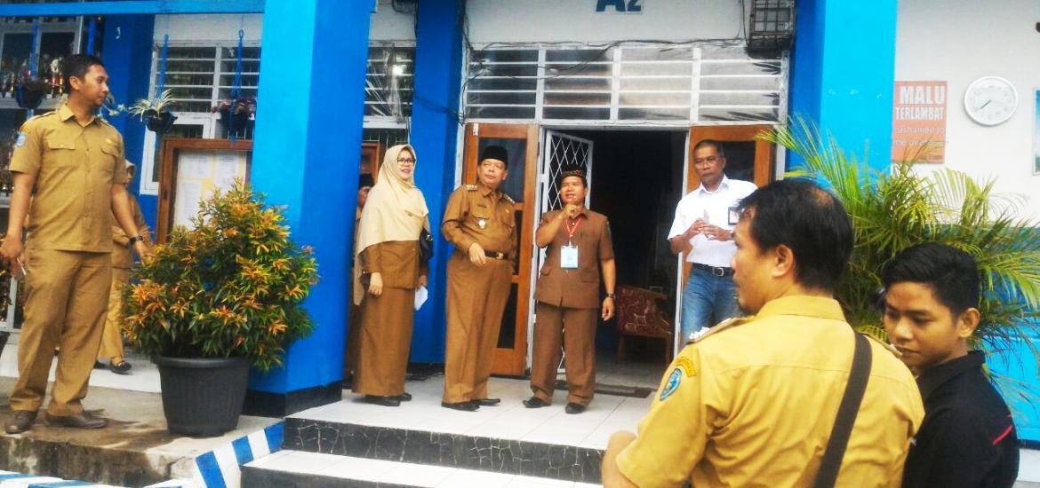 Pj Walikota Bengkulu Budiman Ismaun saat Sidak hari pertama UNBK di SMPN 7