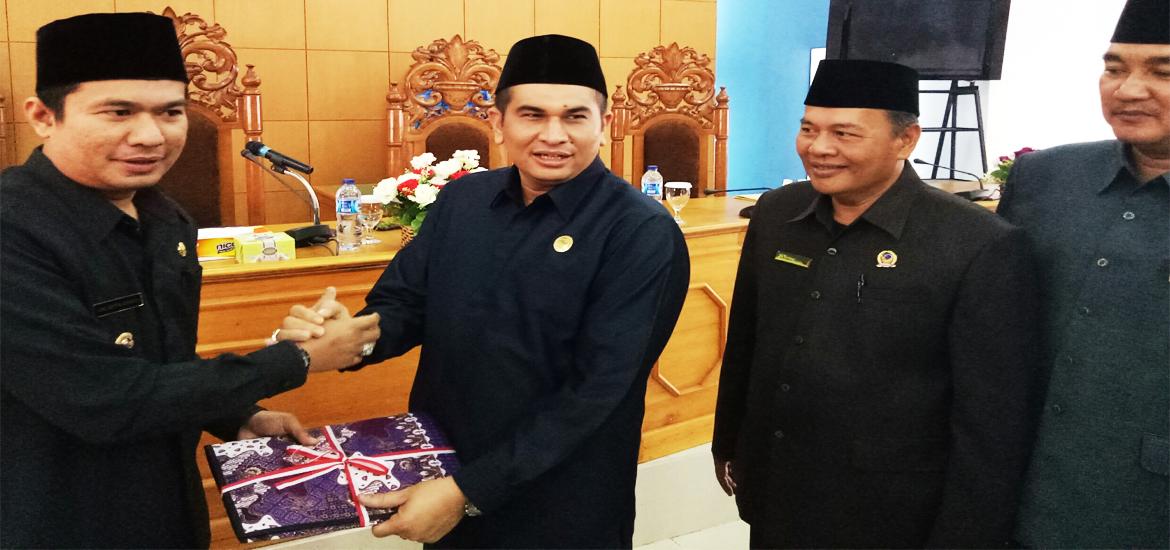-- Penyerahan Nota Pengantar Dua Raperda --