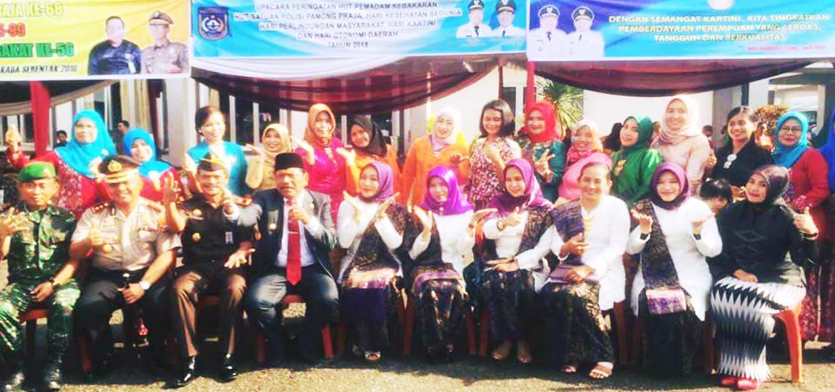 -- Bupati Mian foto bersama usai upacara peringatan hari Kartini --