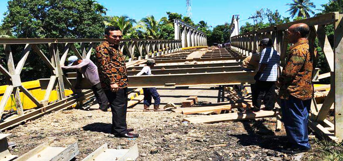 Anggota DPRD Provinsi Bengkulu Irwan Eriadi, SE, M. Si meninjau jembatan Desa Tanjung Agung Kecamatan Tanjung Agung Palik Kabupaten Bengkulu Utara, Minggu (29/4/2018)