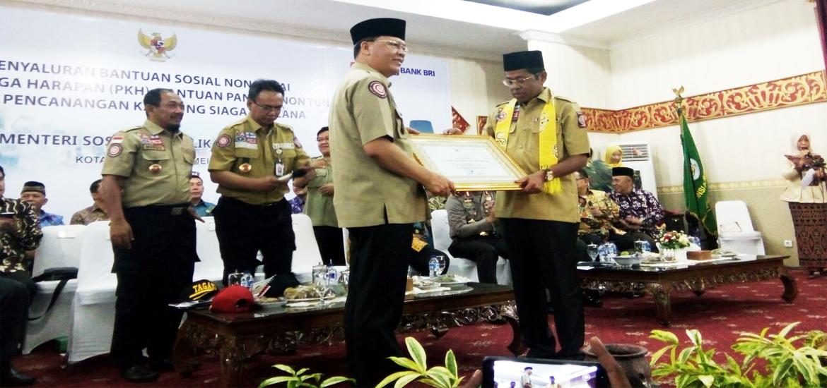 -- Penyerahan Bantuan Non Tunai PKH Dan BPNT oleh Mensos RI di Balai Raya Semarak Bengkulu, Jumat (11/5/2018) --