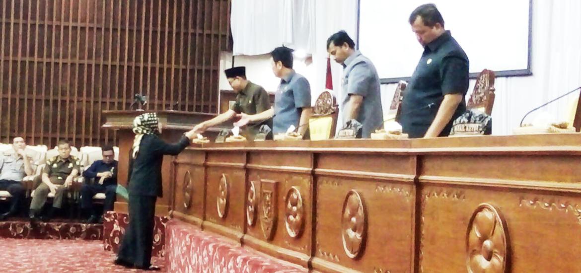  Rapat Paripurna DPRD Provinsi Bengkulu  Agenda Pandangan Umum Fraksi-fraksi DPRD Provinsi Bengkulu terhadap tiga usulan raperda