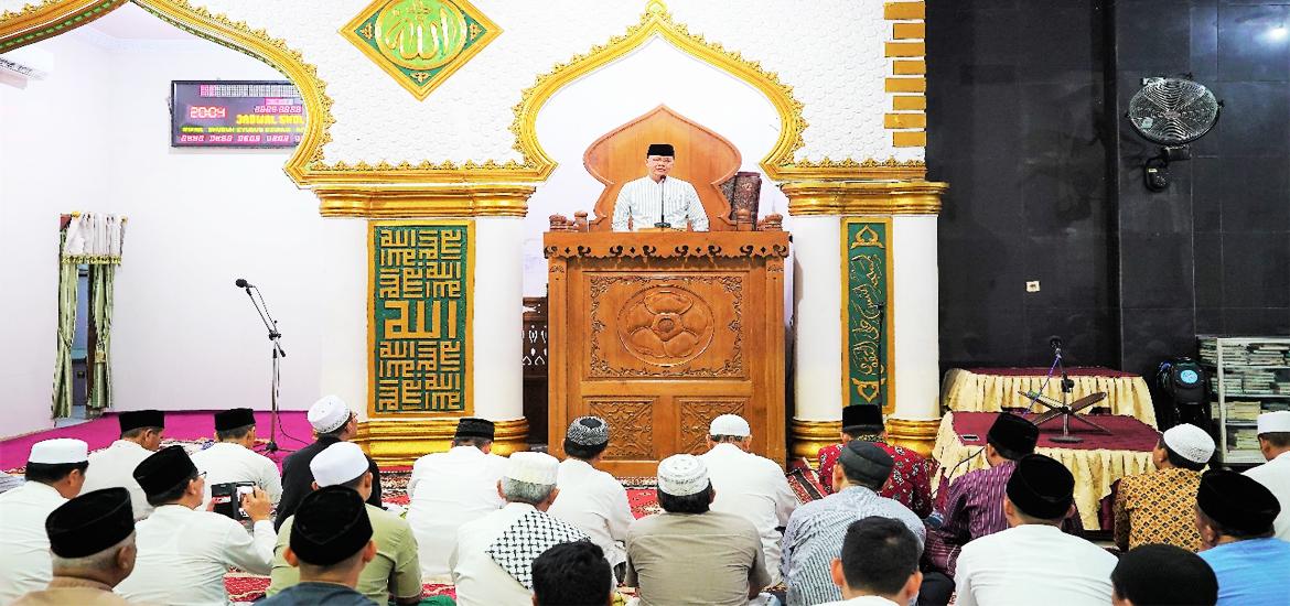 Plt Gubernur Rohidin Mersyah jadi khatib shalat tarawih di Masjid Raya Baitul Izzah