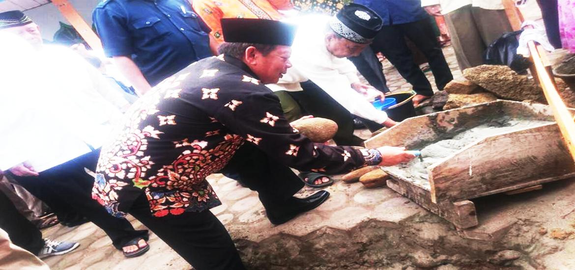 -- Pj Walikota Budiman Ismaun saat menghadiri peringatan Isra' Mi'raj sekaligus meletakkan batu pertama pembangunan perluasan Masjid Baitur Rahman di Jalan Timur Indah Raya, Sabtu (14/04/2018) --