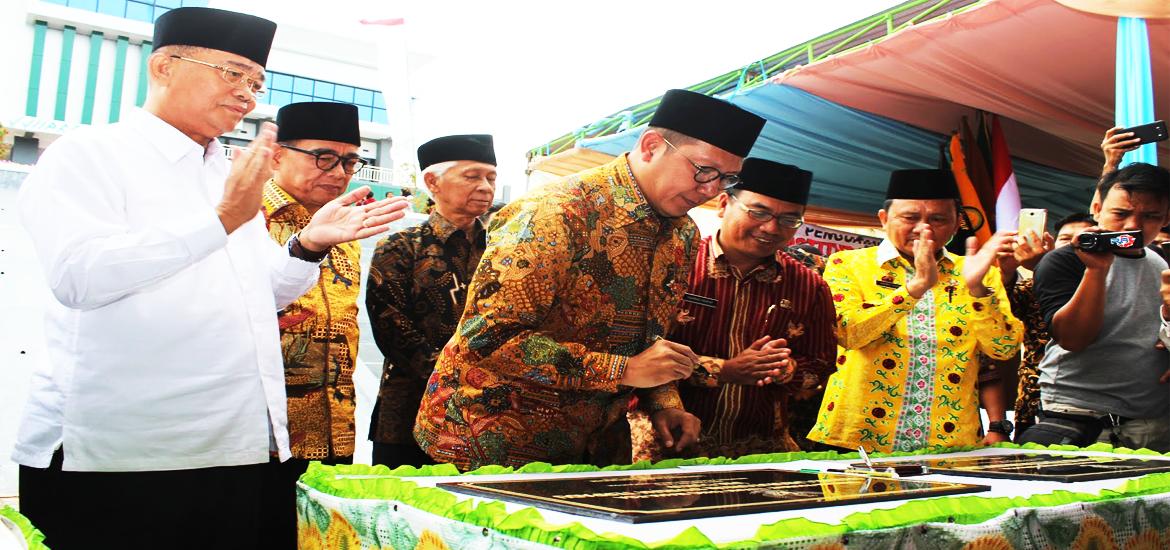 Menag RI Lukman Hakim Saifuddin menandatangani prasasti peresmian IAIN Curup