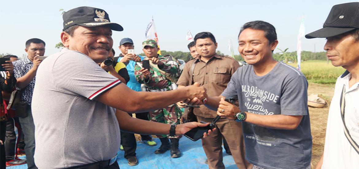 Bupati Bengkulu Utara juga membagikan Sebanyak 10 unit Handtraktor kepada Poktan di wilayah Arma jaya