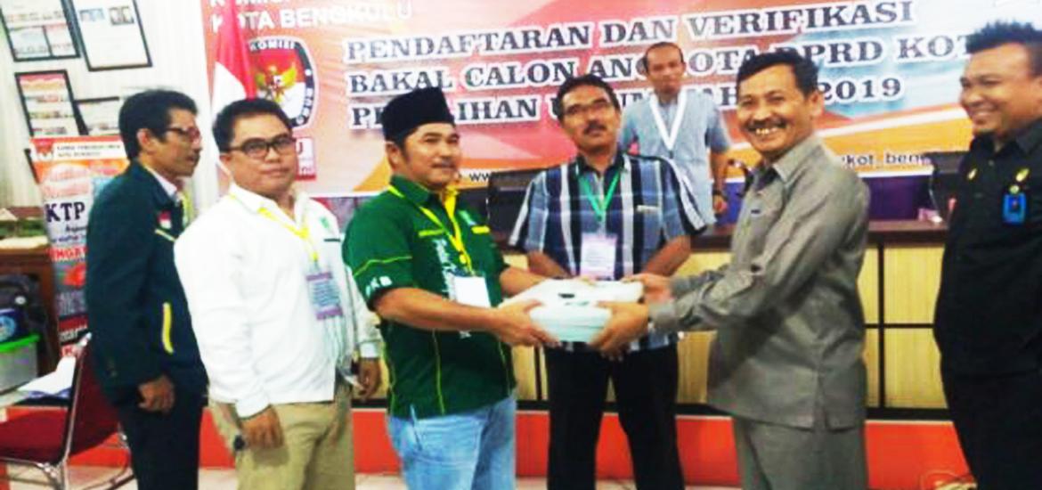 Ketua DPC PKB Kota menyerahkan berkas pendaftaran ke KPU Kota Bengkulu