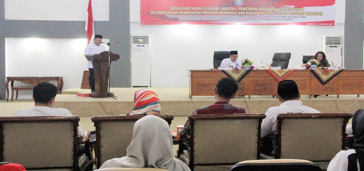Jurnalbengkulu.com – Pemerintah Provinsi Bengkulu melalui Biro Organisasi Setda Provinsi Bengkulu menggelar Sosialisasi Evaluasi Jabatan Aparatur Sipil Negara (ASN) dilingkup pemerintahan provinsi, kabupaten dan Kota Bengkulu.  Acara yang digelar di Gedung Serba Guna Provinsi Bengkulu, Rabu (15/8/2018) ini, guna Penetapan Kelas dan Nilai Jabatan ASN yang diikuti oleh seluruh Sekda kabupaten dan kota, serta pejabat dilingkup Pemerintah Provinsi, kabupaten dan kota.  Sesuai laporan dari Ketua Penyelenggara Fi