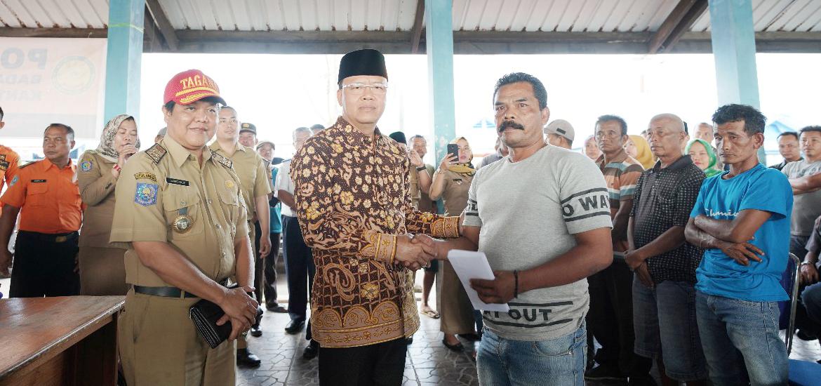 Plt. Gubernur Bengkulu Rohidin Mersyah menemui langsung keluarga korban tenggelamnya Kapal Bagan Arung Samudera di Pusat Pelelangan Ikan Pulau Baai