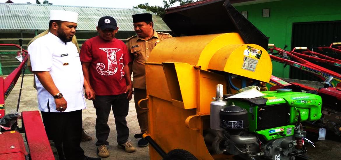 Pemerintah Kota Bengkulu menyerahkan bantuan alat dan mesin pertanian