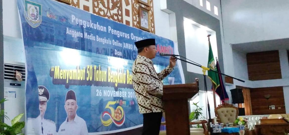 Plt. Gubernur Bengkulu Rohidin Mersyah saat menyampaikan sambutan pada pengukuhan pengurus AMBO, Senin (26/11/2018)