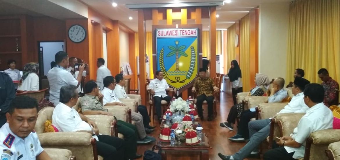 Plt Gubernur Rohidin Mersyah bersama rombongan saat menemui Gubernur Sulteng