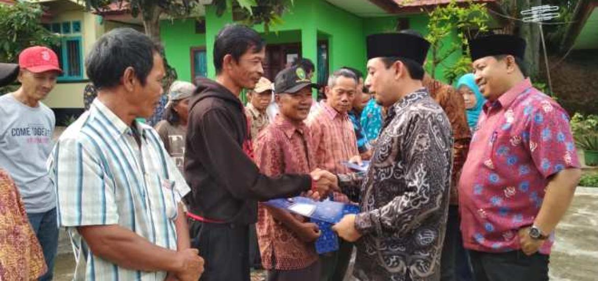 Penyerahan Alsintan kepada kelompok tani