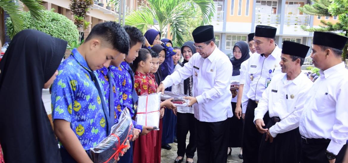 Bupati Rejang Lebong, Ahmad Hijazi serahkan bantuan secara simbolis