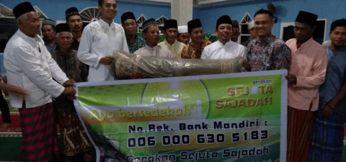 Penyerahan bantuan sajadah