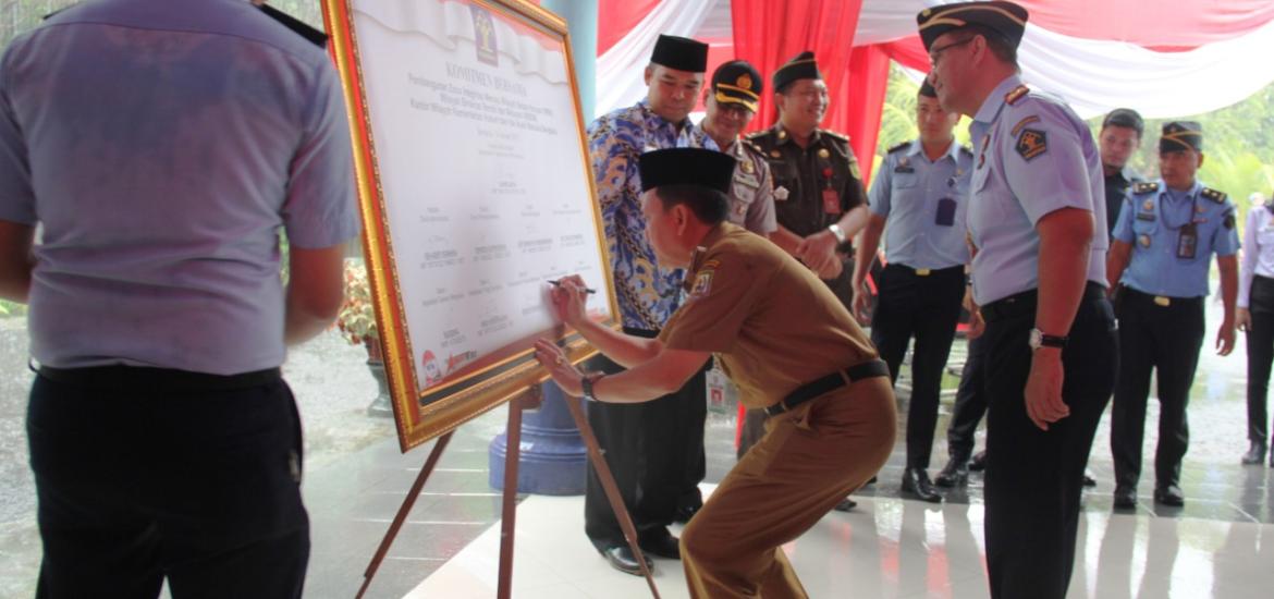 Penandatanganan Fakta Integritas Wilayah Bebas Dari Korupsi (WBK) dan Wilayah Birokrasi Bersih dan Melayani (WBBM)