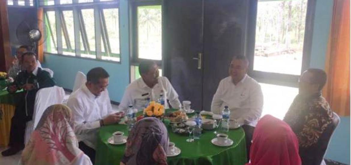 Bupati Mian saat berbincang bersama Mendes PDTT Eko Putro Sandjodjo dalam kunjungannya di Bengkulu Utara