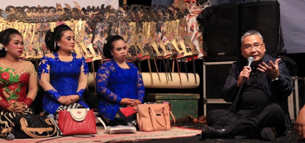 Menteri Eko saat melakukan sosialisasi penggunaan Dana Desa Tahun 2019 Dikawasan Transmigrasi sambil nonton bareng pertunjukan wayang kulit di Mukomuko