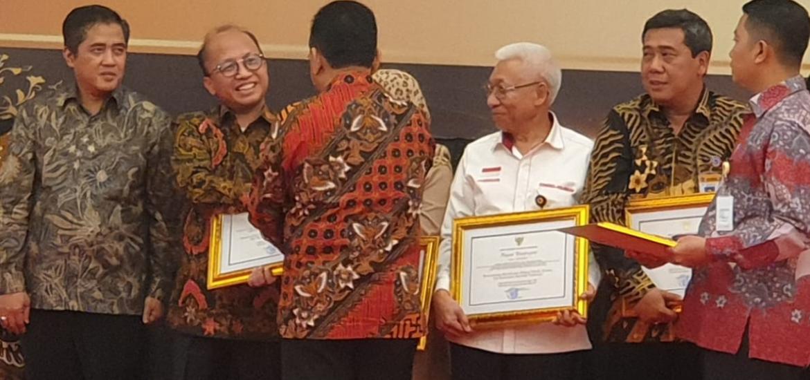  Penyerahan piagam penghargaan atas hasil pengawasan kearsipan diterima langsung oleh Sekjen Kemendes PDTT Anwar Sanusi