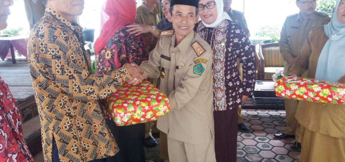 Kepala Dikbu RL, T. Samuji memberikan bingkisan kepada para ASN Purnabakti
