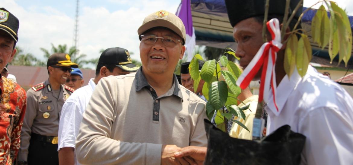 Gubernur Bengkulu Rohidin Mersyah  menyerahkan bantuan alat dan bibit pertanian