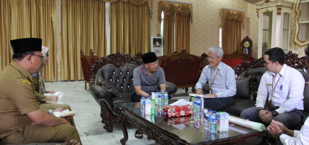 Gubernur Bengkulu Rohidin Mersyah menerima audensi Manager Proyek Divisi Tol PT. Hutama Karya Hasan Turcahyo di rumah dinas Wakil Gubernur (3)