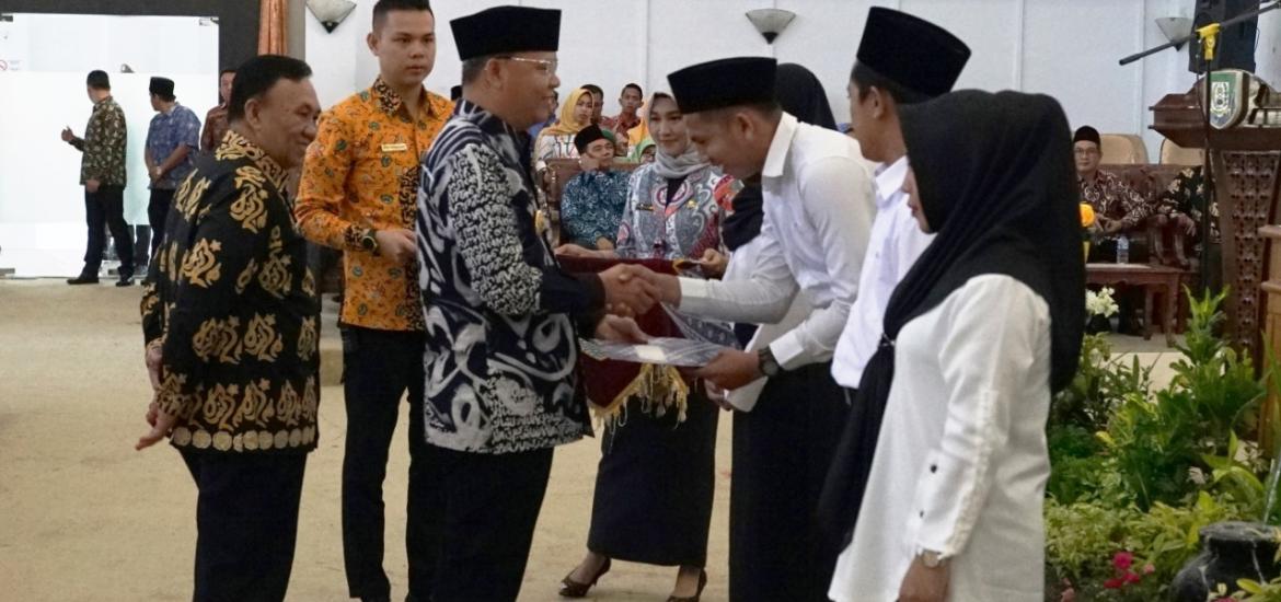 Gubernur Bengkulu Rohidin Mersyah serahkan Surat Keputusan (SK) Pengangkatan Calon Pegawai Negeri Sipil (CPNS) Lingkungan Pemprov Bengkulu Formasi Tahun 2018