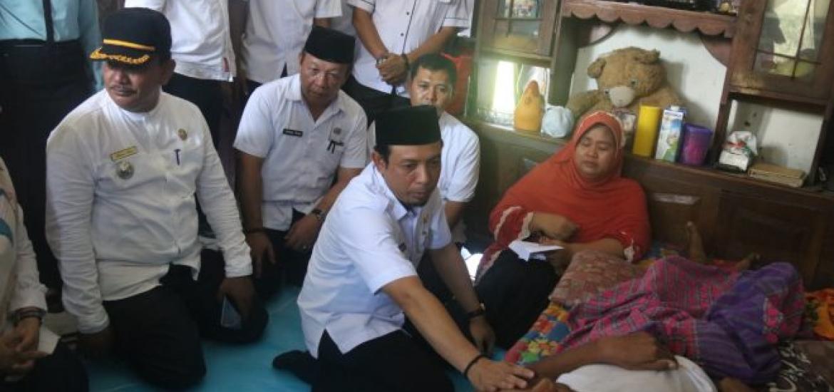 Wakil Walikota Bengkulu Dedy Wahyudi menjenguk dan memberi bantuan kepada Darmin warga Perumnas Sakinah Gang Ar-Rahman RT 17 RW 04 Kelurahan Rawa Makmur yang mengidap penyakit komplikasi