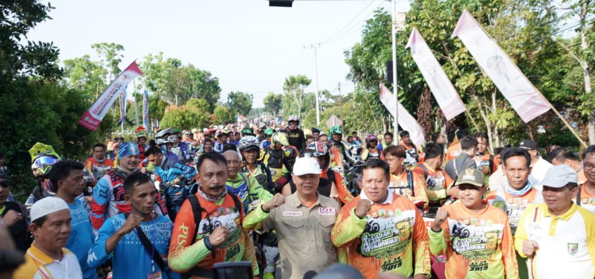 Rider-rider Jelajah Alam Mukomuko bersama gubernur dan bupati Chairul Huda