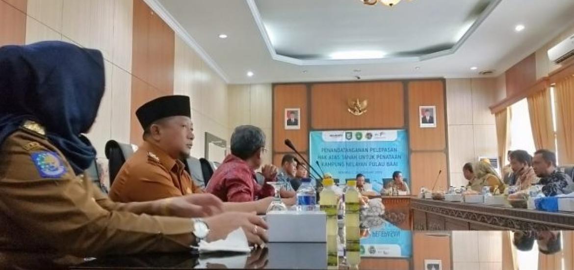 Penandatangan Pelepasan Hak Atas Tanah Untuk Penataan Kampung Nelayan dari PT. Pelindo II Cabang Bengkulu seluas 12,18 Ha