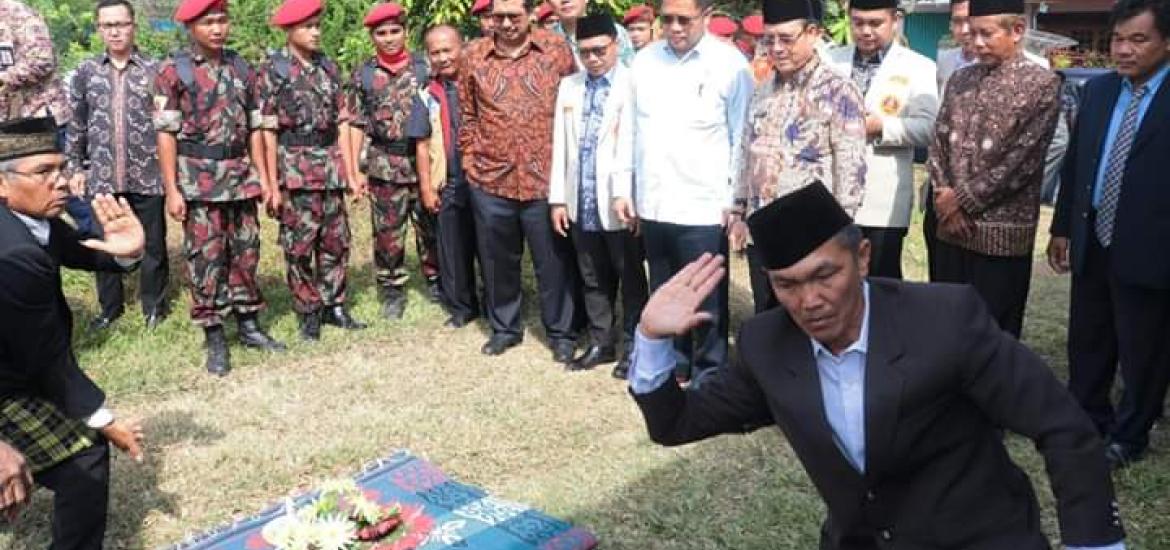Menteri Rudiantara dan rombongan disambut secara Adat Bumi Serawai Serasan Seijoan yaitu Pencak Silat