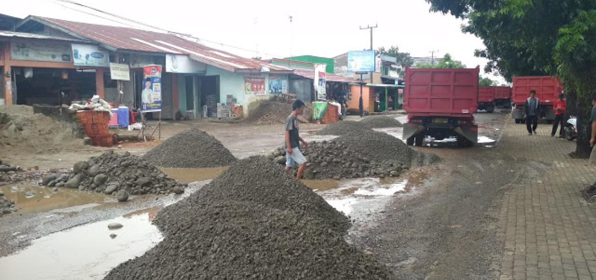 Jalan berlubang di Simpang Kandis ditimbu koral