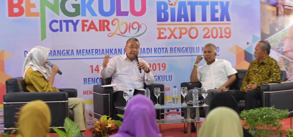 Menteri Eko saat berdialog dengan sejumlah pengusaha UMKM Provinsi Bengkulu pada Bengkulu City Fair di Kota Bengkulu