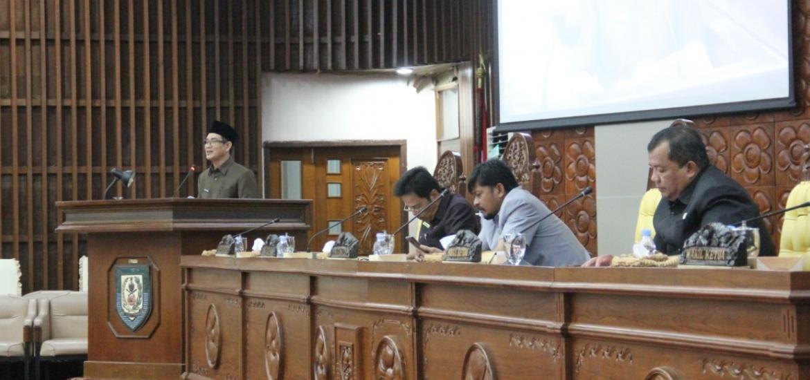 Penyampaian Jawanban Gubernur Terhadap Pandangan Umum Fraksi Atas Dua Raperda