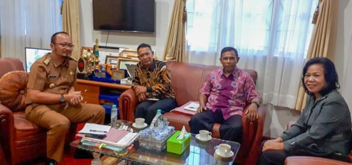 Sekda Kota Bengkulu, Marjon bersama umat kristiani yakni Pendeta Panca, Pendeta Nasalia dan Minggus Dilla ke Kantor Walikota