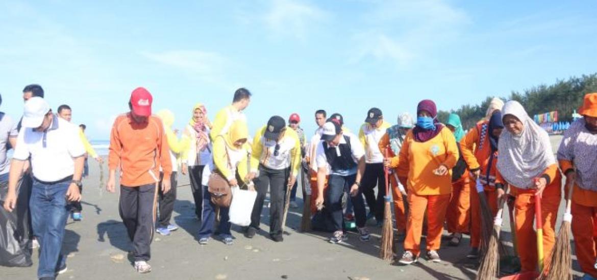 ASN Pemkot Bersihkan Pantai Panjang