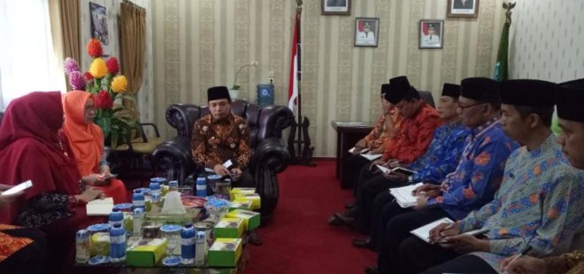 Wakil Walikota Bengkulu Dedy Wahyudi menargetkan angka kemiskinan di Kota Bengkulu bisa turun