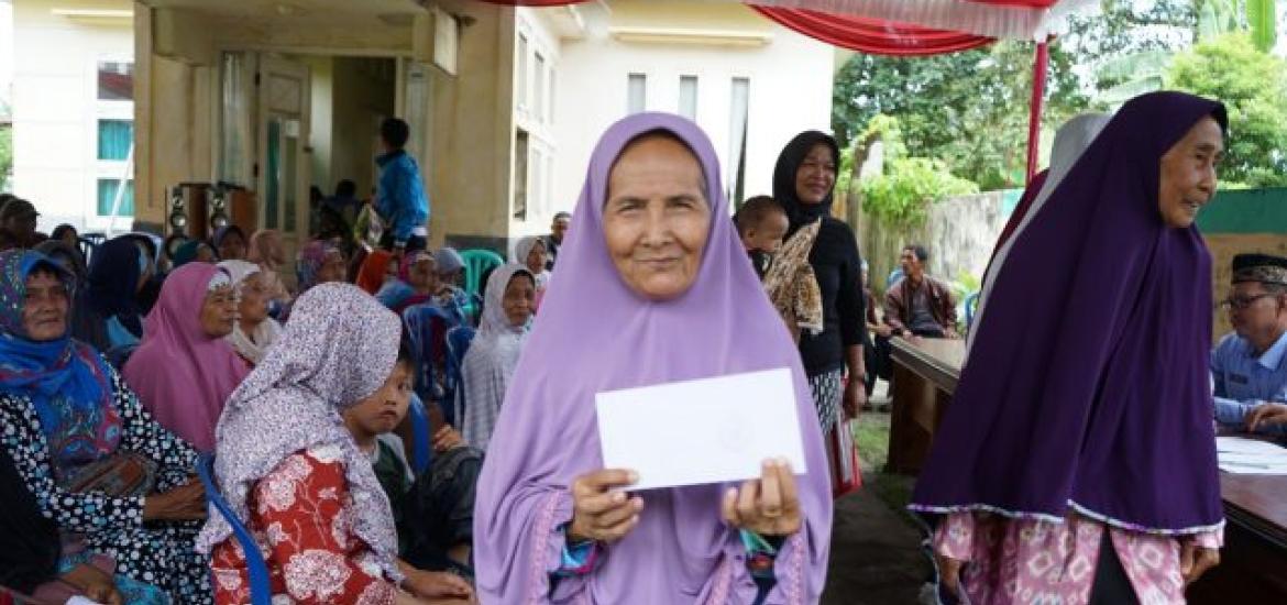 Baznas Bengkulu Selatan menyalurkan bantuan zakat ekonomi produktif, alat kesehatan untuk lansia dan peralatan pertanian bagi masyarakat kurang mampu