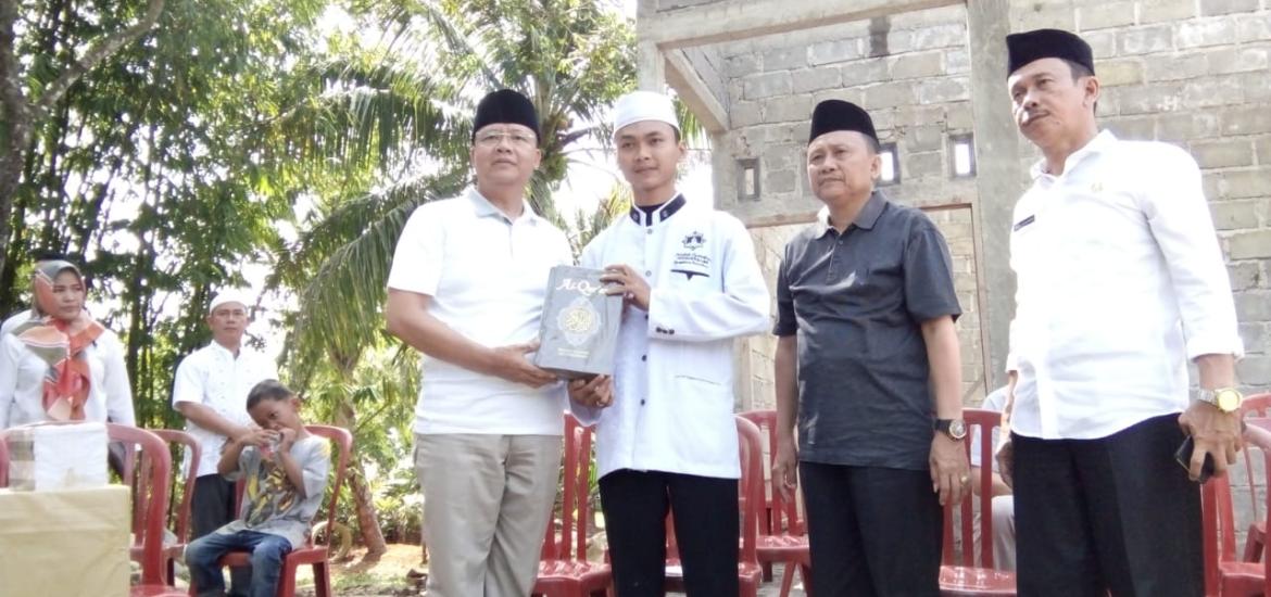 Gubernur Bengkulu Dr. H. Rohidin Mersyah menyalurkan bantuan ke Asrama Pondok Pesantren Hidayatullah Bengkulu Selatan