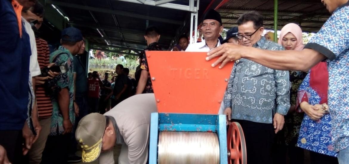 Gubernur Rohidin Mersyah bersama kelompok tani di Kepahiang