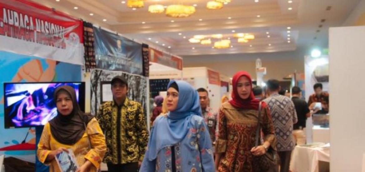 Derta Wahyulin Rohidin Mersyah saat meninjau Stan Expo Nusantara Provinsi Bengkulu di Jakarta
