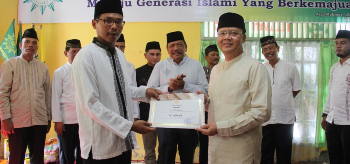 Gubernur Rohidin Mersyah Serahkan Bantuan di Bengkulu Utara