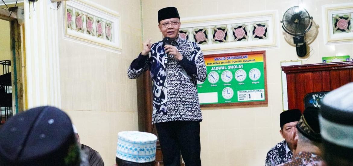 Gubernur Rohidin Mersyah bersama masyarakat Kecamatan Ipuh, Kabupaten Mukomuko