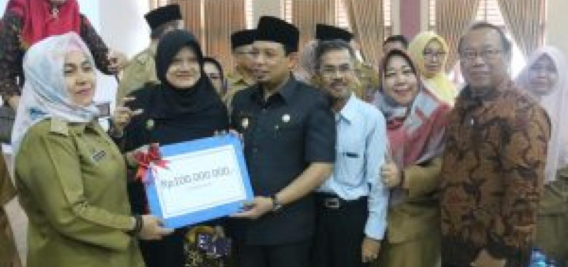 Wawali Dedy Wahyudi berikan hadiah 