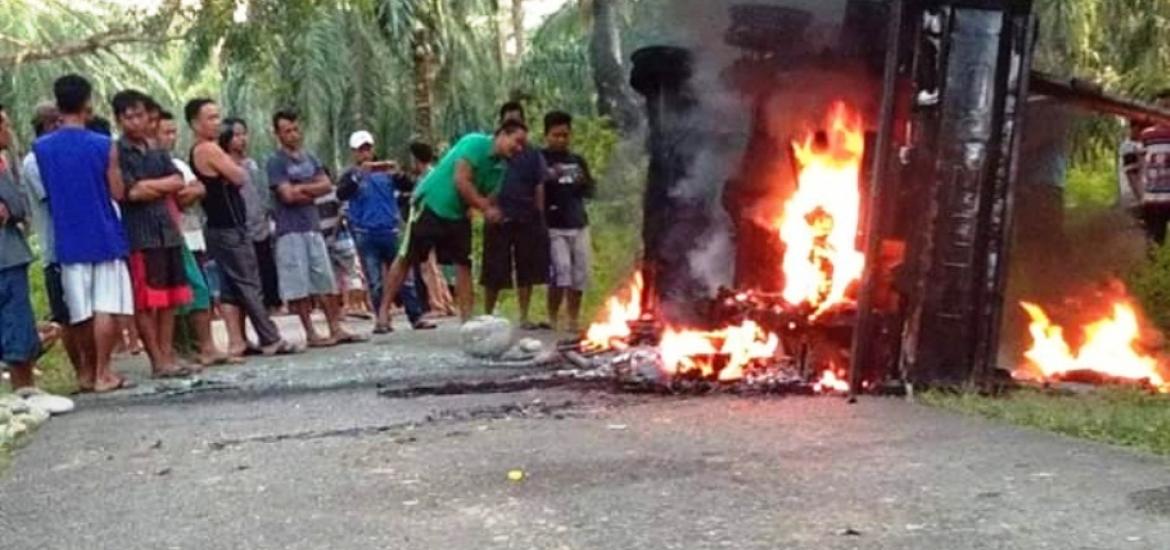 Mobil Pelaku Pencurian yang di bakar warga. Dok: Lantang.co