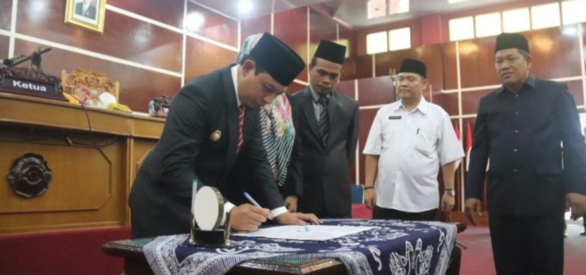 Penandatangan dilakukan dalam Rapat Paripurna Istimewa DPRD Kota Bengkulu