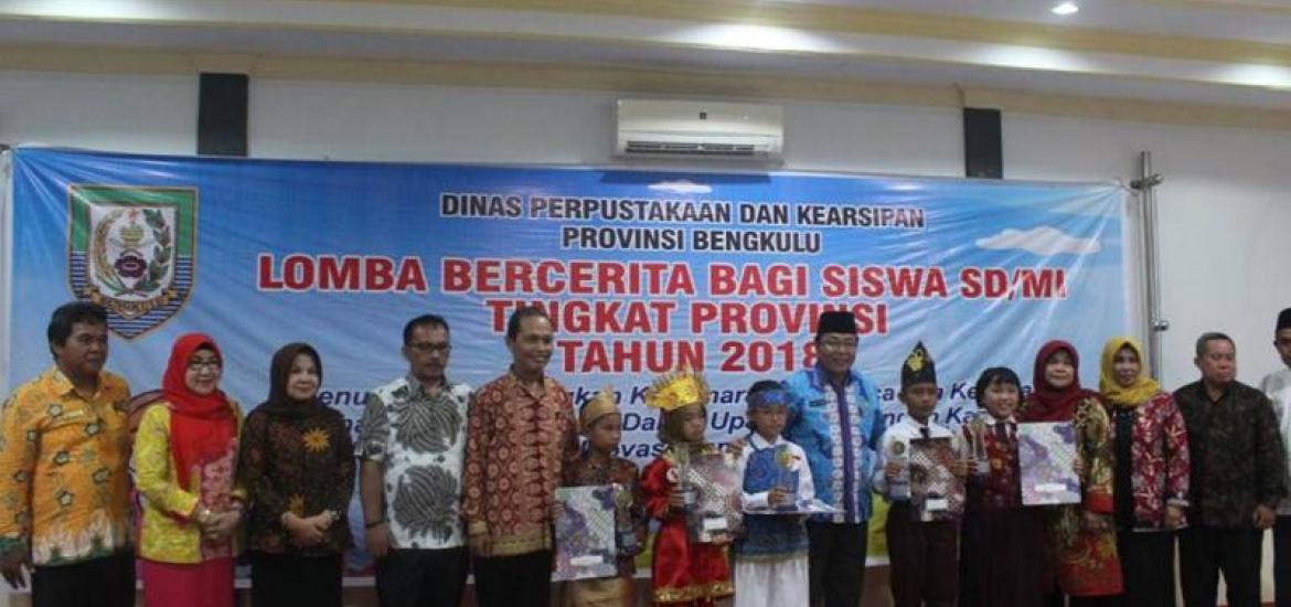 Kepala Dinas Perpustakaan Daerah Dan Kearsipan Provinsi Bengkulu Atisar Sulaiman dan Pemenang Lomba Baca