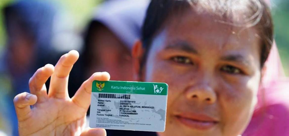 Warga menunjukan Kartu Jamkesda yang di bagikan Pemkab Bengkulu Selatan di Desa Selali Kecamatan Pino Raya. Foto: Gusnan Gundul