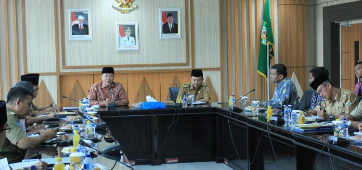 Rohidin Mersyah memimpin rapat kesiapan jajaran pemerintah Bengkulu menerima kedatangan para calon investor tersebut yang dihadiri kepala OPD terkait
