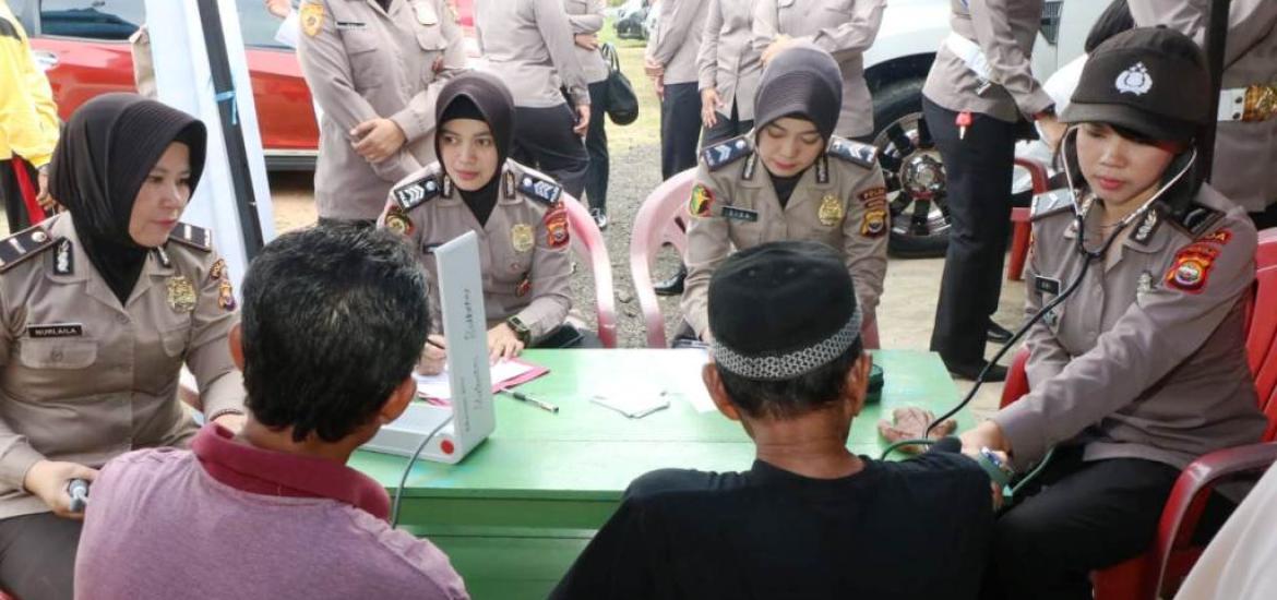 Bid Dokkes Polda Bengkulu saat memeriksa kesehatan warga. Foto: tribratanewsbengkulu.com